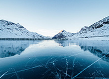 大汗淋漓！骑士队莫布里在田径场训练 主要有阻力跑&amp;amp;带球跑等内容